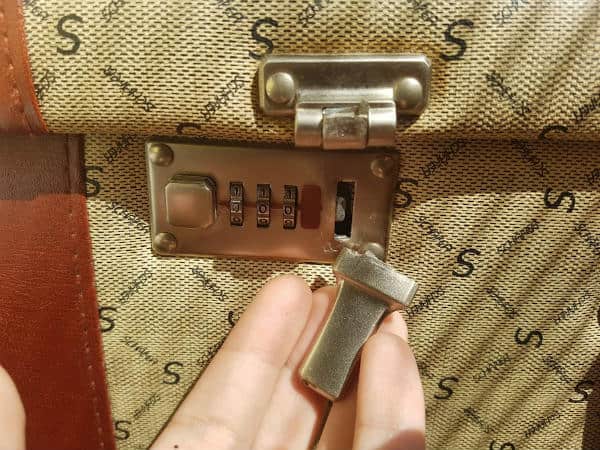 Repair bag lock -  France