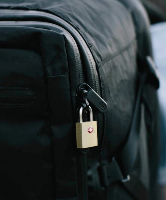 luggage - What are the pros & cons of locking zipper pulls to a